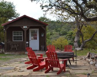 1 Room Cabin getaway, quiet country views, wildlife, pet friendly - Kerrville - Patio