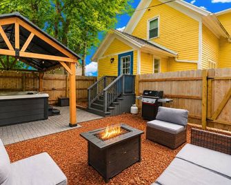 4BR Brady St Getaway w/ Hot Tub & Games - Milwaukee - Patio