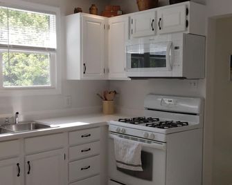 Art Gallery bungalow - Flint - Kitchen