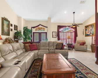 Paradise found! Private heated pool spa . 3700 sq ft of luxury on 2+ acres! - Weeki Wachee - Sala de estar