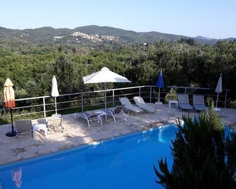B-Holidayhome Matthaeus, -3 E on the Corfutrail /, 3 km to the sea - Ermones - Alberca