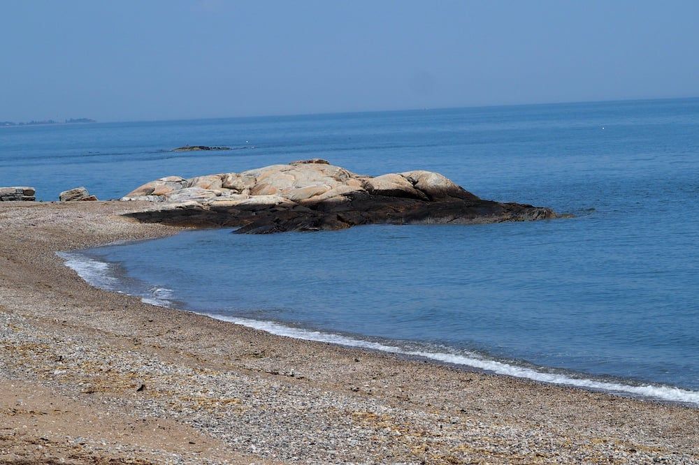 Classic shoreline cottage 5-minute walk to the beach, Madison CT private beach - Madison - Pláž
