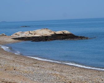 Classic shoreline cottage 5-minute walk to the beach, Madison CT private beach - Madison - Beach