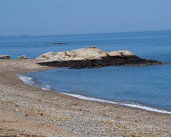 Classic shoreline cottage 5-minute walk to the beach, Madison CT private beach - Madison - Pláž