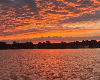 Live & Love Life on the Lake at Sunset Peak! - Howe