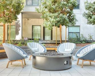 Ideal Woodland Hills 2BR w/ Pool & Gym, near Warner Center, by Blueground - Los Angeles - Patio