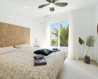 Luxurious Bungalow A2 in a quiet complex with pool 100m from the sea - Charco del Palo - Schlafzimmer