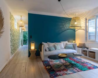 Cocoon Keyweek Holiday House With Lovely Patio In Biarritz City Center - Biarritz - Living room