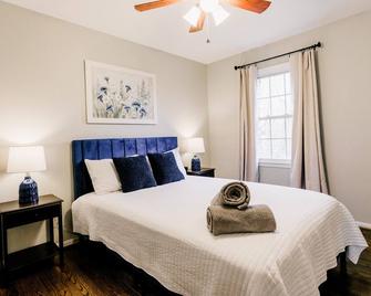 Capital Retreat: Stylish Haven Minutes from Washington D.C. - Falls Church