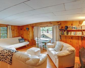 Rustic Berkshires Cottage at Lake Buel w/ Kayaks! - New Marlborough - Sala de estar