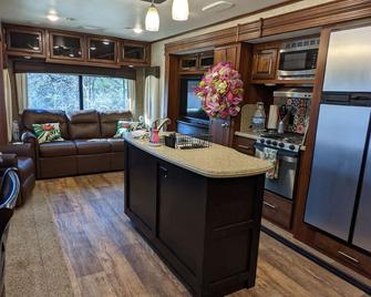 Glamping in a luxurious Travel Trailer - Georgetown - Kitchen