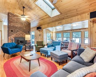 Waterfront North Hero Home w/ Screened Porch - North Hero - Living room