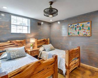 Early Cabin with Deck about 20 Mi to Lake Brownwood! - Early - Bedroom