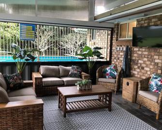 Pet friendly home with pool and boat parking. - Iluka - Living room