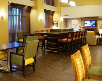 Explore Route 66: Near I-40 Stay with Breakfast & Fitness Center | 2 Units - Kingman - Restaurant