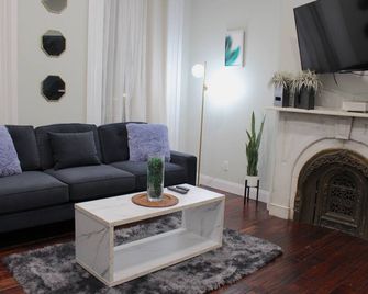 Rare 1br Apt With Character Great Location! W/D - Albany - Living room