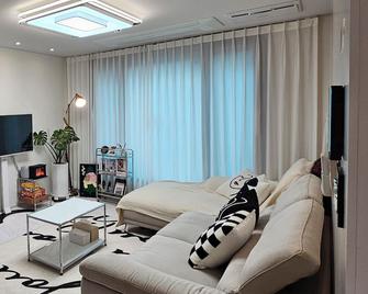 3-bed cozy apt. in Seoul w/ WiFi, A/C, Netflix, elevator - 7min from subway - Seül - Sala