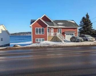Springhouse Seaside Retreat 2-Bedroom on the Bay - Lewisporte - Edificio