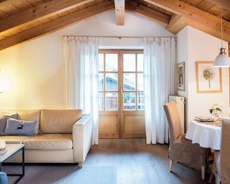 Haus Lesch - Stilvolle Appartements mit tollem Bergblick in Kreuth am Tegernsee - Kreuth - Living room
