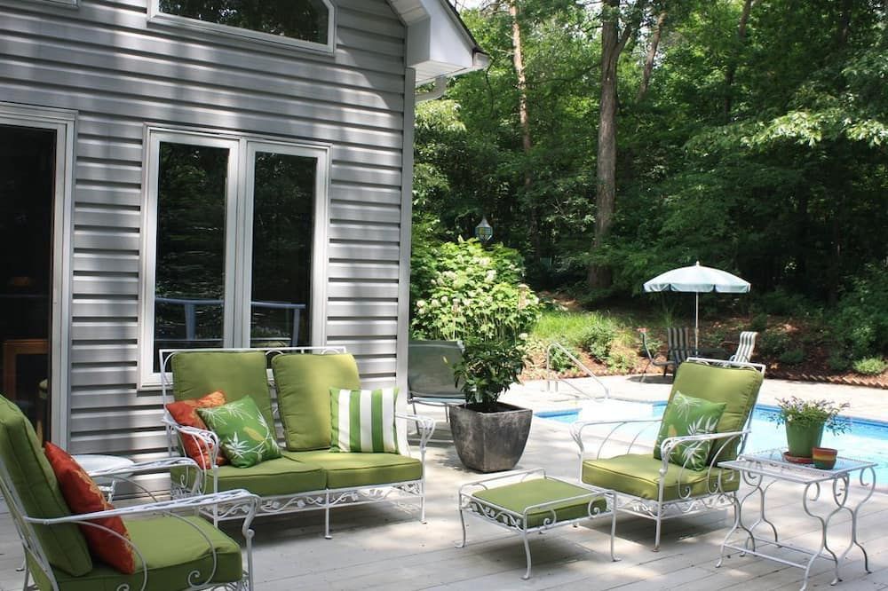 Stunning Waterfront Hideaway on Michener's Choptank River. Special Rates