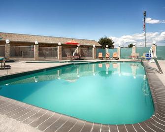 Econo Lodge Inn & Suites - Vernal - Piscina