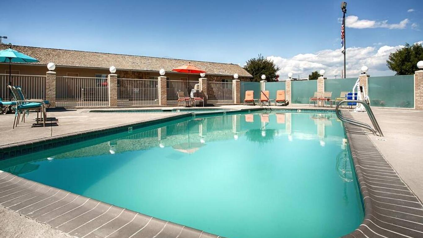 Econo Lodge Inn & Suites