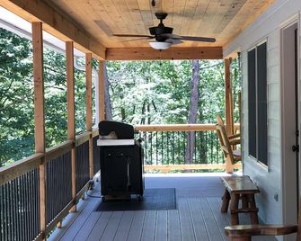 Spectacular couples retreat, private wooded location, dog friendly, Fiber WiFi - Berkeley Springs - Balkon