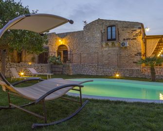 Masseria Fortificata Lo Zafferaneto - Buccheri - Pool