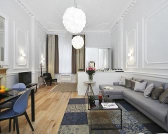 Queensgate Court - London - Living room