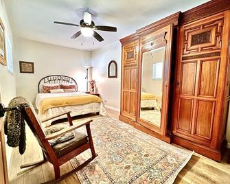 Historic Barn House on working Ranch with farm animalsbrbrbr - Santa Paula - Bedroom