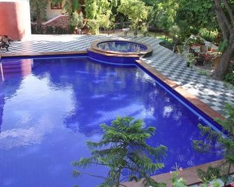 The Mandore - a leafy resort - จ๊อดปูร์ - สระว่ายน้ำ