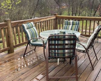 Hogan's Hideout Americana Cozy Cabin with Hot Tub - Eminence - Balcony