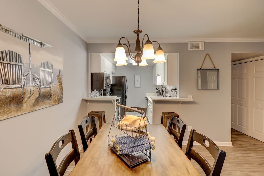 #111 Elaborate Condo Ideal Location 2brm/2 Parking - הילטון הד איילנד - חדר אוכל