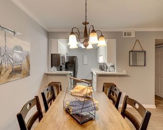 #111 Elaborate Condo Ideal Location 2brm/2 Parking - הילטון הד איילנד - חדר אוכל