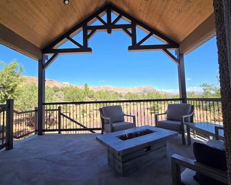 Luxurious-unique-tranquil Retreat. By Zion'sPark-GrandCanyon-Hike/Bike/Relax - Apple Valley - Balcony