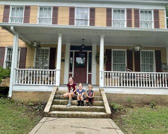Historic 1856 Eversole Home Decorated with Period Furniture & Quilts - Caledonia - Building