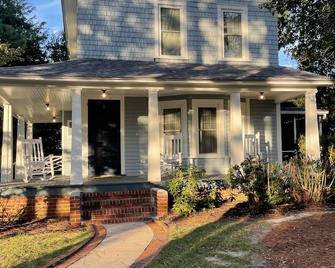 Newly remodeled Downtown Southern Pines Cottage! Walking distance-Must See! - Southern Pines - Building