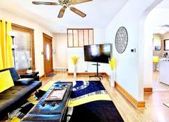 The Bumblebee Retreat - Stylish Cozy House Or Basement Near Downtown - With 300mb Wifi, Parking & Self Check-In - 克里夫蘭 - 客廳