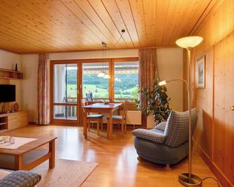 Apartment 'Ferienwohnung Tanne' with Mountain View, Balcony and Wi-Fi - Bernau im Schwarzwald - Sala de estar