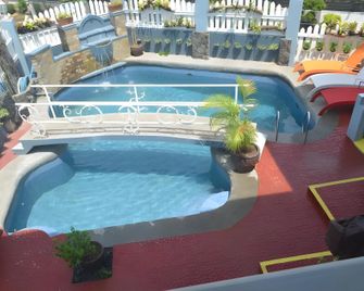 Grand Peninsula Suites Bataan - Balanga - Piscina