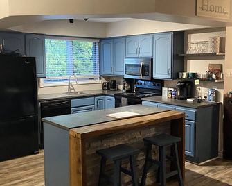 Grand Bend Riverfront 4 Season 4 BR cottage close to beaches & conservation area - Grand Bend - Cucina