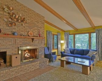 The Hill House at Turtle Lake - Lake Park - Living room