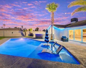 Luxury 5br Vegas Retreat: Pool & Spa, Game Room, Volleyball & Chess - Las Vegas - Pool