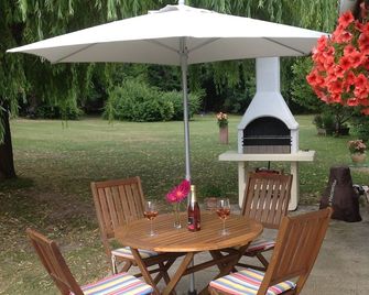 Stunning gite in an idyllic location a perfect getaway - Port-d'Envaux - Patio