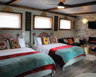 Moroccan Exotic Adobe Hot Tub 3 miles from Hocking Hills State Park Ash Cave - Creola - Habitación