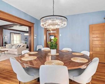 Stunning Historic Home Walk To Plaza & Westport! - Kansas City - Dining room