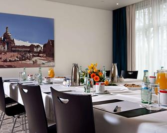 Ramada by Wyndham Dresden - Dresden - Yemek odası