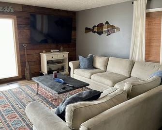 Charming Retreat that offers a peaceful and relaxing setting - Cedar Bluff - Wohnzimmer