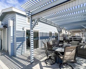 All-American Escape, Riverfront! River Lodge- Wb3 - Parker Dam - Patio