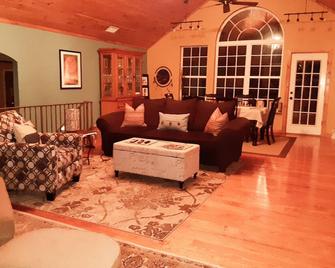 Come Enjoy Fishing, R&r Or Visit With Family Come Visit! - La Grange - Sala de estar